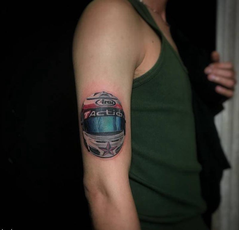 头盔纹身图片_手臂欧美写实彩色写实纹身图案