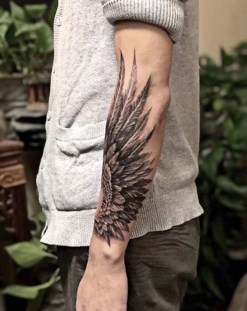 翅膀纹身图片_手臂欧美写实纹身图案