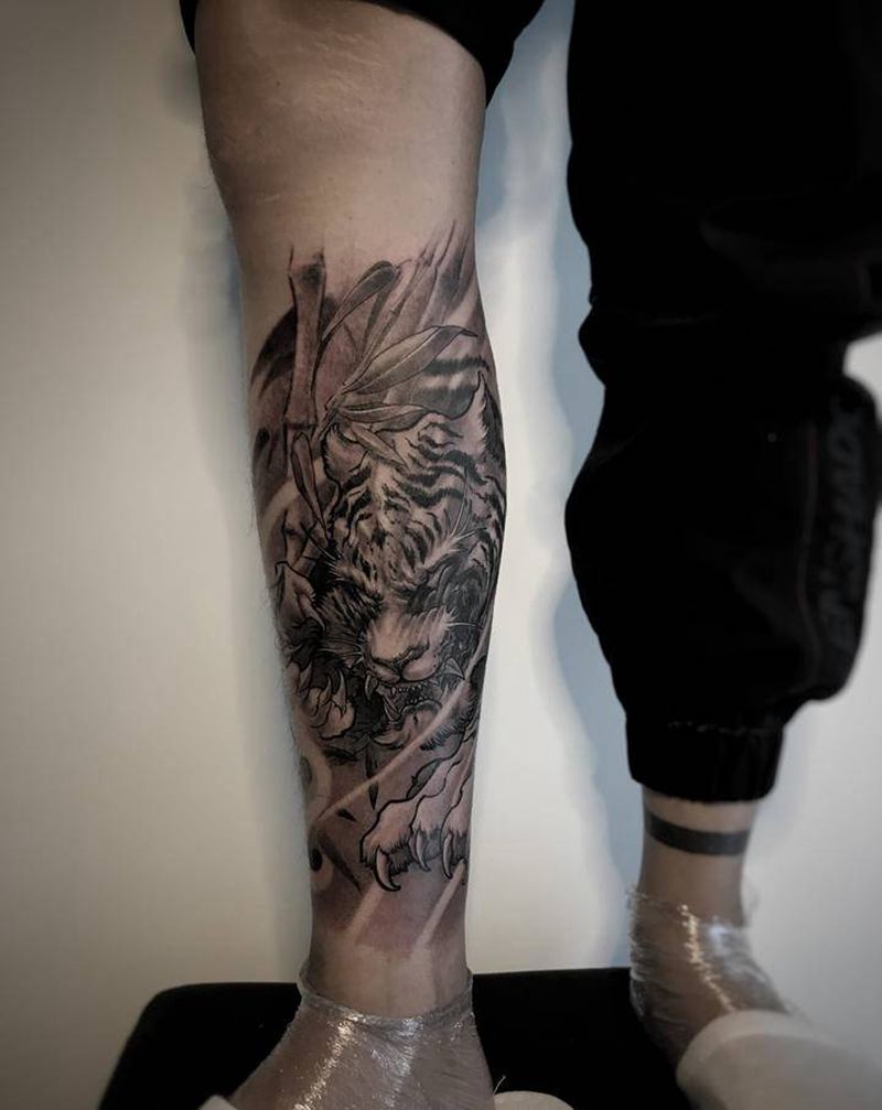 小脑斧纹身图片_腿部新传统老虎传统黑白纹身图案