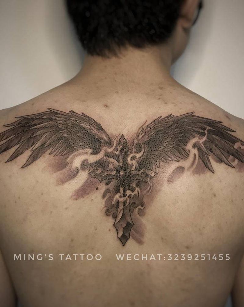 翅膀纹身图片_背部欧美写实翅膀十字架纹身图案