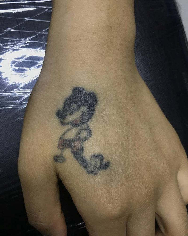 见证奇迹的时刻纹身图片_手部New School米奇老鼠修改纹身图案