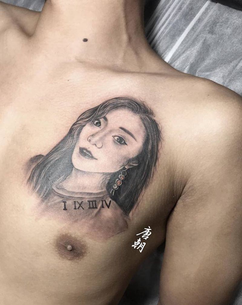 女朋友肖像纹身图片_胸部手部欧美写实水墨肖像人物写实纹身图案