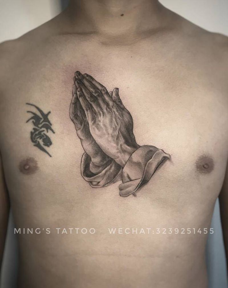 祈祷之手纹身图片_胸部欧美写实祈祷之手纹身图案