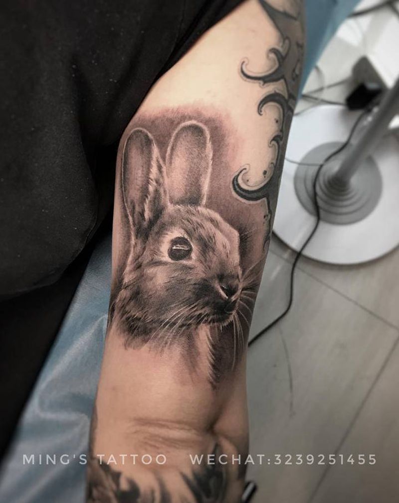 小兔子纹身图片_手臂欧美写实兔子纹身图案