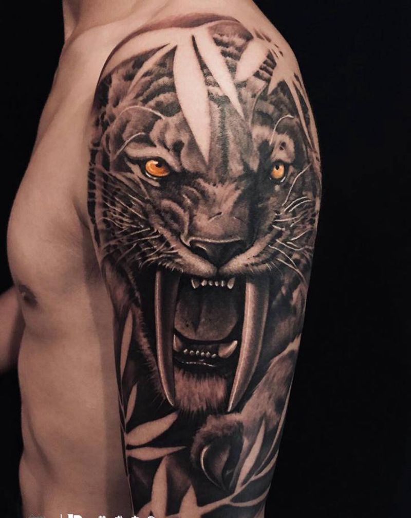 剑齿虎纹身图片_手臂欧美写实纹身图案