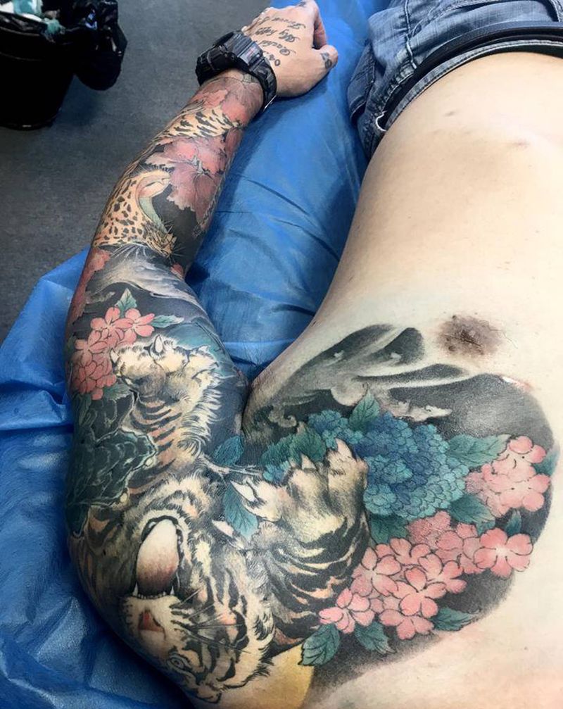 虎纹身图片_手臂手部新传统老传统纹身图案