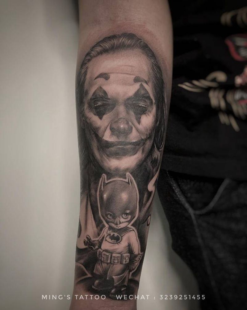 小丑与蝙蝠侠纹身图片_手臂欧美写实小丑蝙蝠侠纹身图案