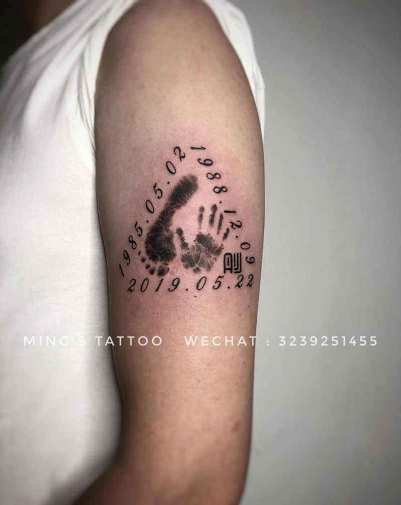 手印脚印纹身图片_手臂欧美写实手印脚印纹身图案