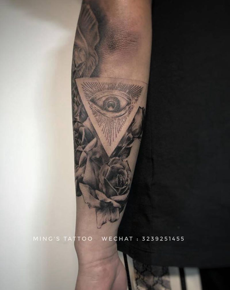 玫瑰玫瑰纹身图片_手臂欧美写实玫瑰眼睛纹身图案