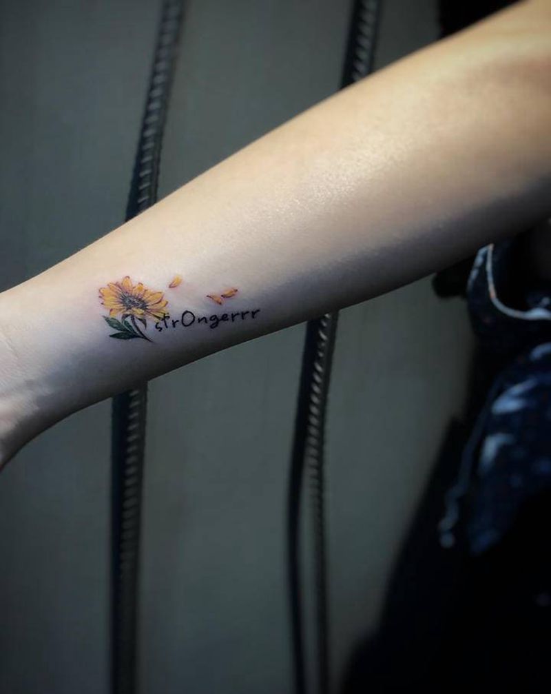 小菊花纹身图片_手臂欧美写实菊花纹身图案