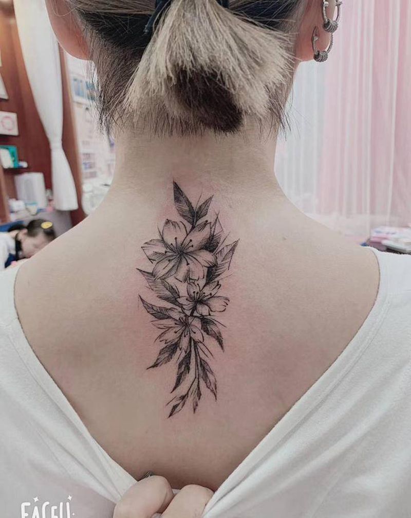 花纹身图片_背部点刺纹身图案