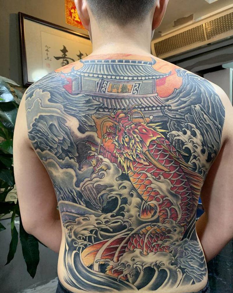 鲤鱼跃龙门纹身图片_背部新传统老传统纹身图案
