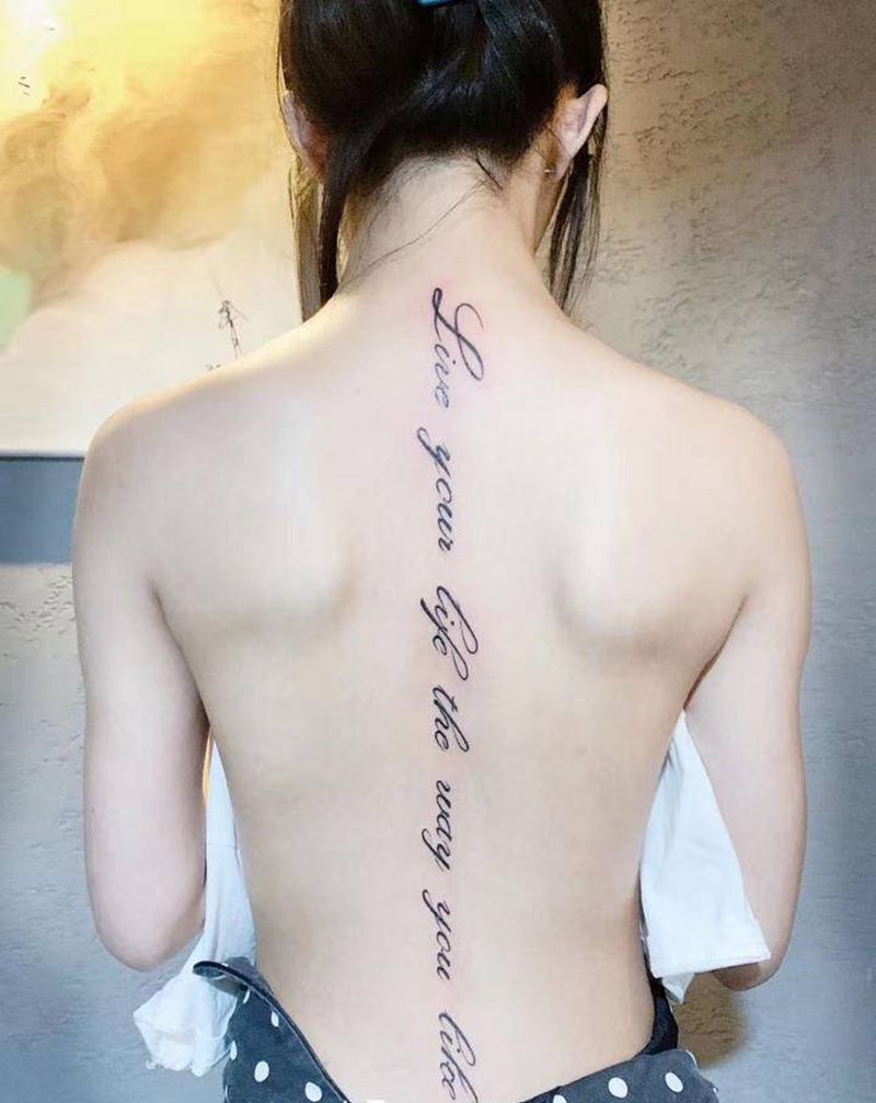 字母纹身图片_背部纹身图案