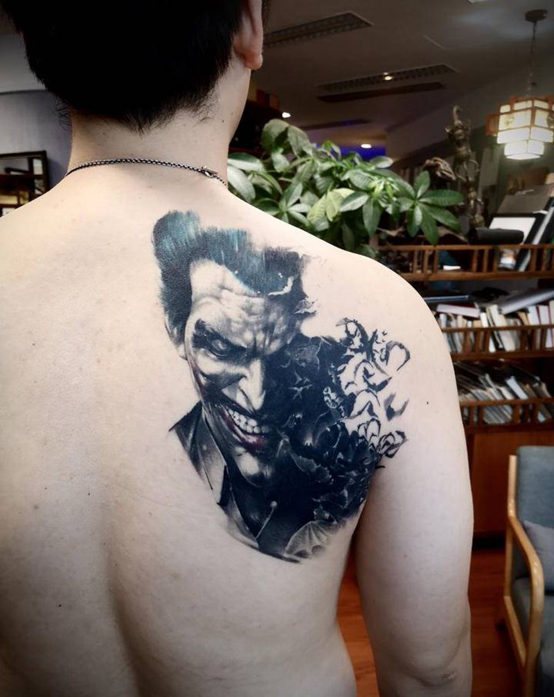 小丑纹身图片_肩部欧美写实纹身图案
