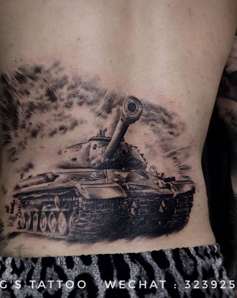 坦克纹身图片_背部欧美写实坦克纹身图案
