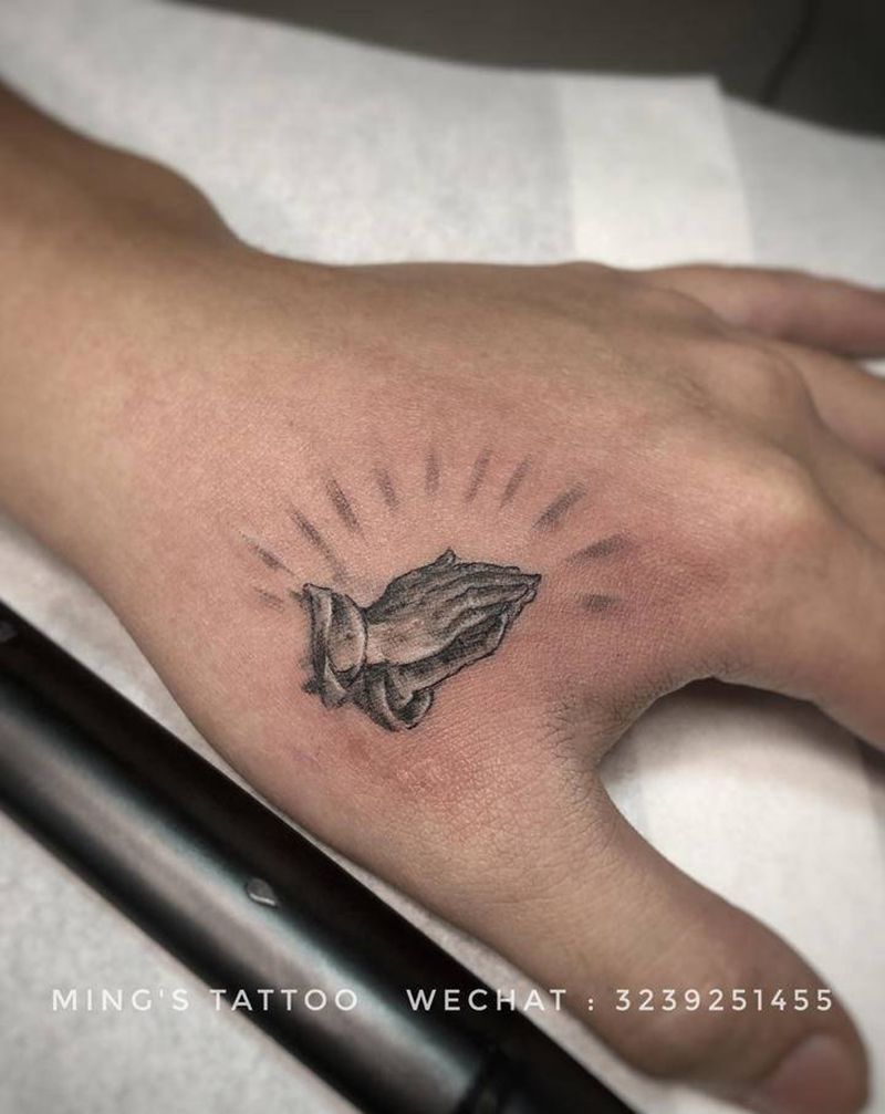 小手手纹身图片_手部欧美写实祈祷之手覆盖纹身图案