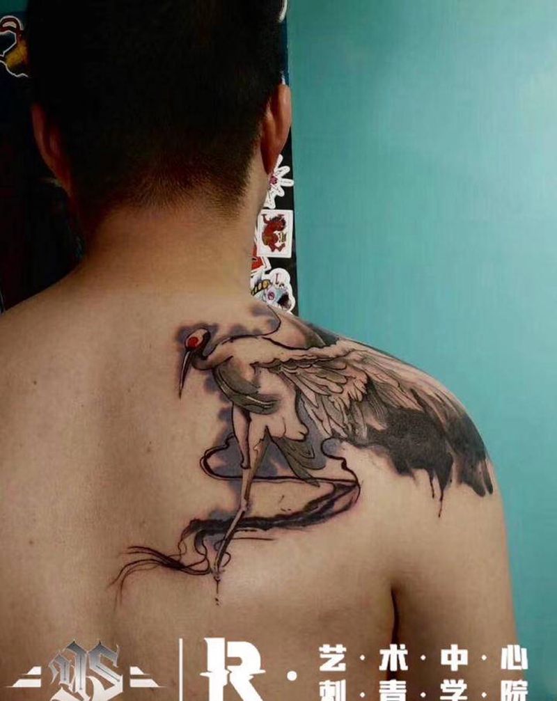 水墨鹤纹身图片_肩部水墨纹身图案