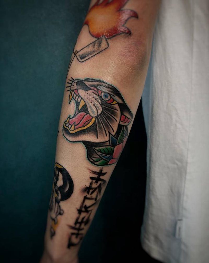 豹子头纹身图片_手臂Old School豹子头纹身图案