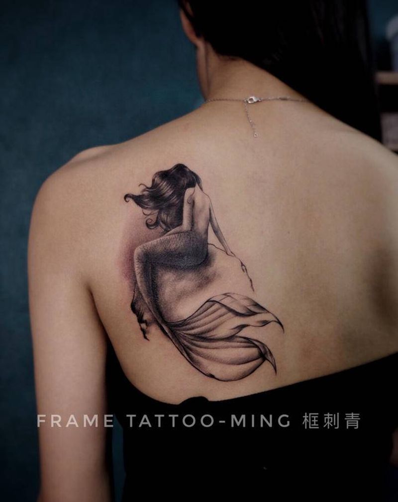 人鱼纹身图片_肩部欧美写实美人鱼纹身图案