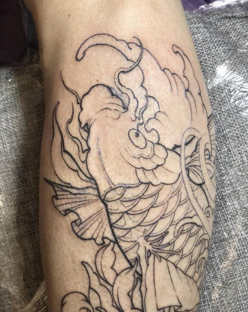 鲤鱼线条 | 小腿纹身纹身图片_腿部老传统鲤鱼 浪花菊花纹身图案