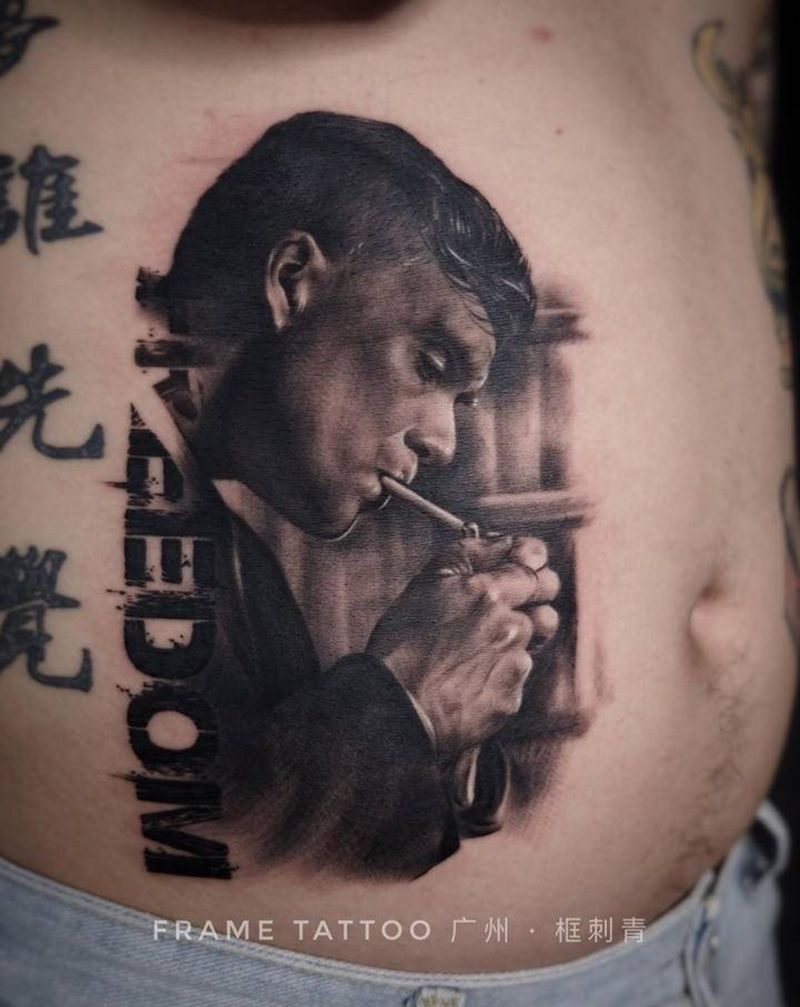 浴血黑帮,谢尔比纹身图片_腹部欧美写实谢尔比浴血黑帮肖像纹身图案