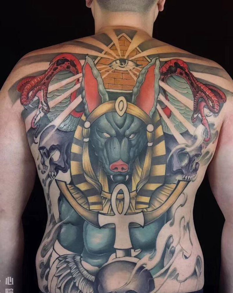 满背狗头纹身图片_背部New School新传统纹身图案