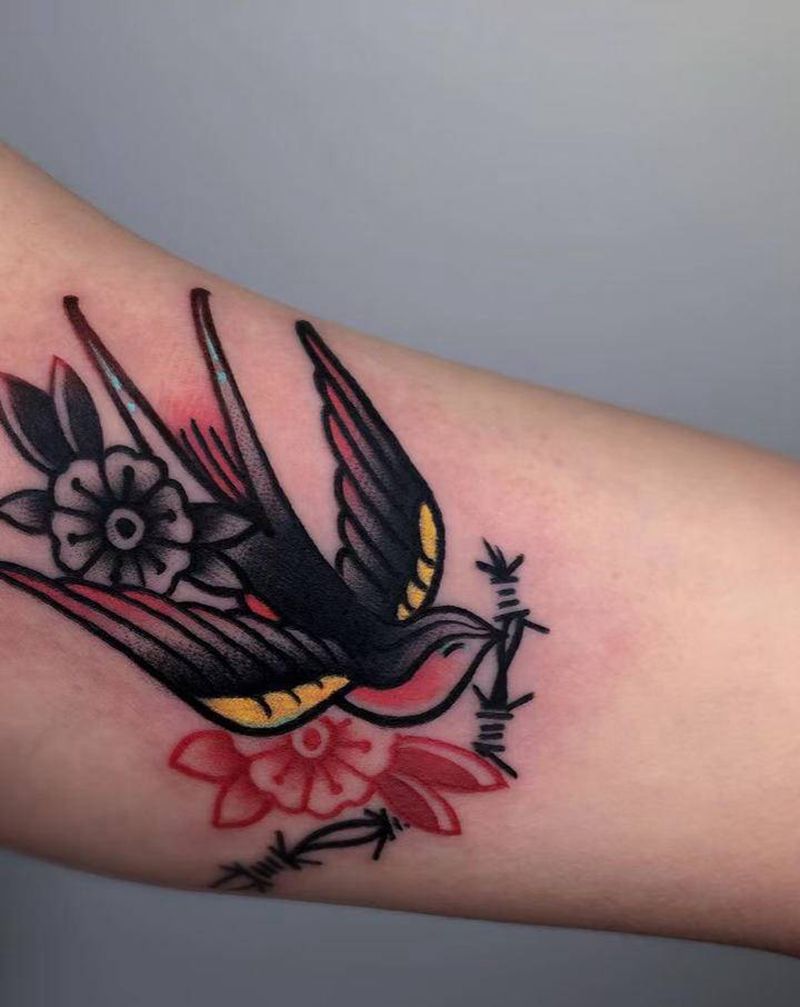 Oldschool风格燕儿别虎纹身图片_手臂手部Old School纹身图案