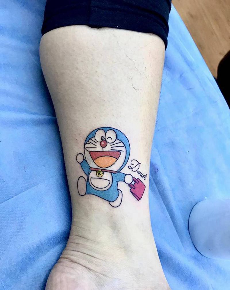 哆啦a梦纹身图片_脚部卡通纹身图案