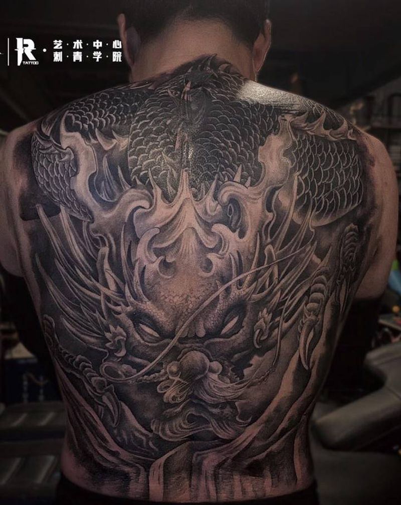 欧美遮盖纹身图片_背部新传统欧美写实纹身图案