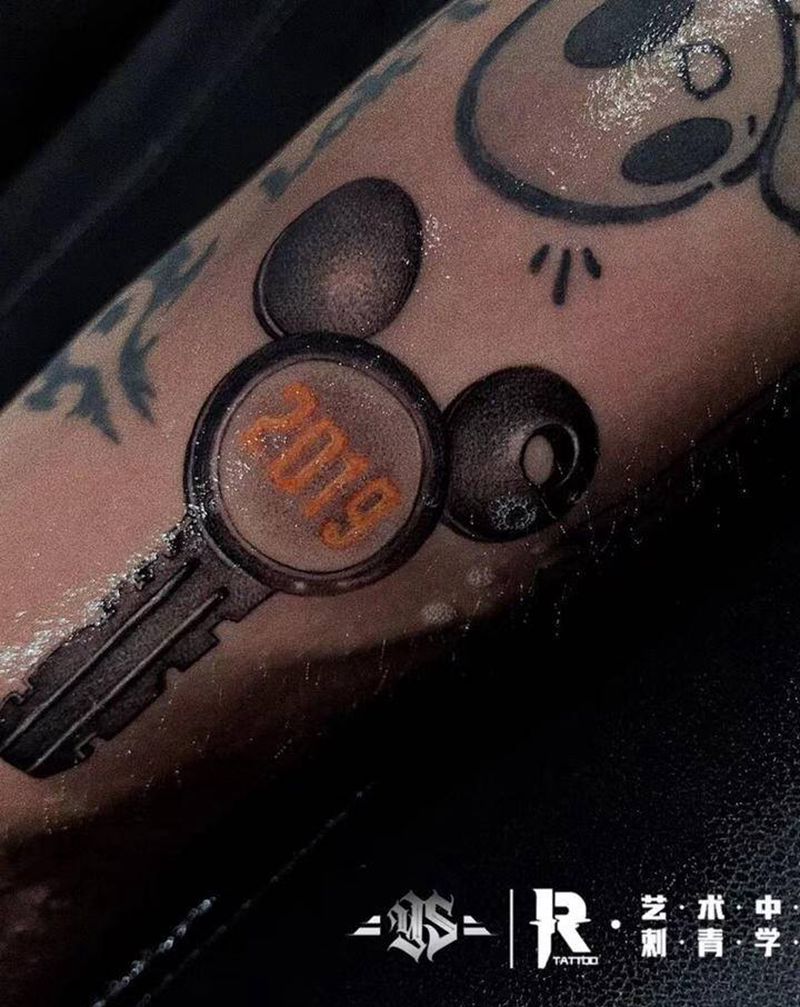写实钥匙扣纹身图片_手臂欧美写实点刺纹身图案