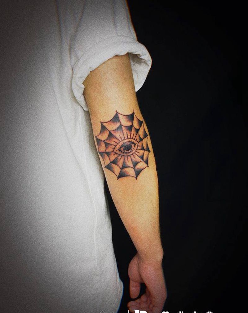 蜘蛛网手肘纹身图片_手臂Old School纹身图案