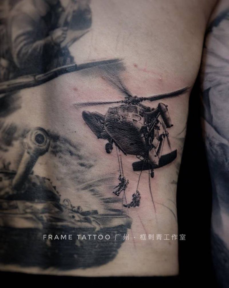 直升机纹身图片_背部欧美写实直升机纹身图案