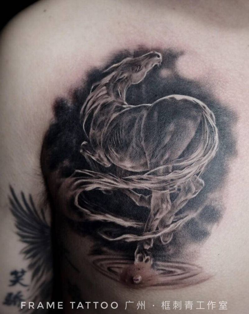 马纹身图片_胸部欧美写实马纹身图案