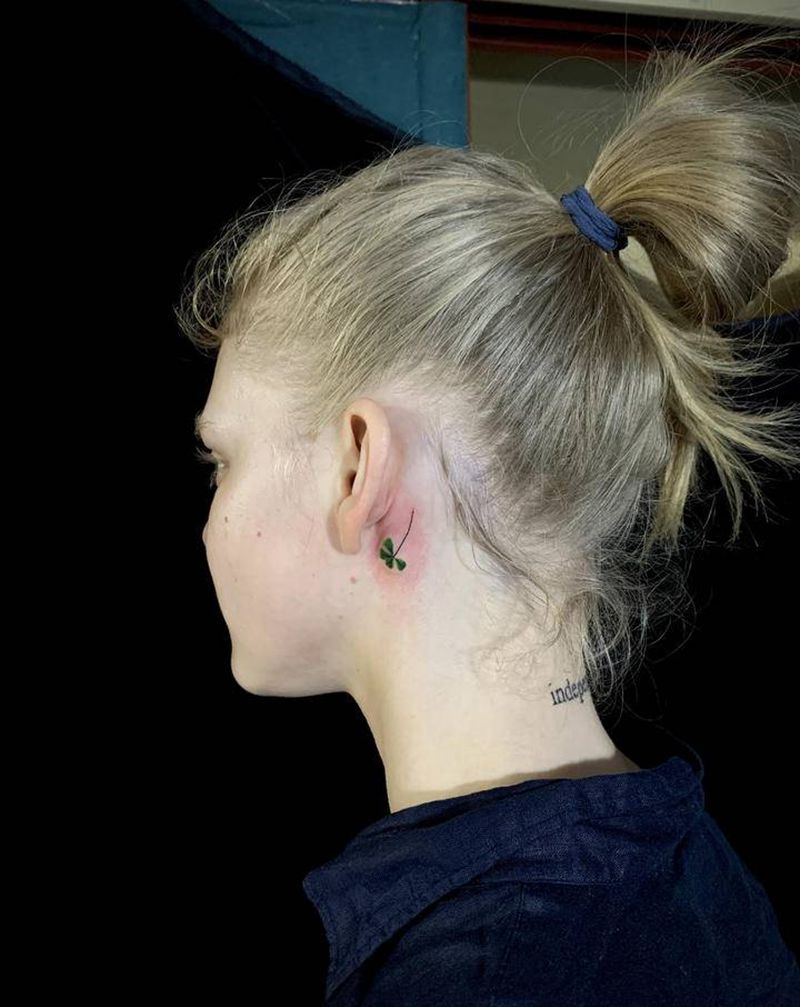 三叶草纹身图片_颈部水墨水彩纹身图案