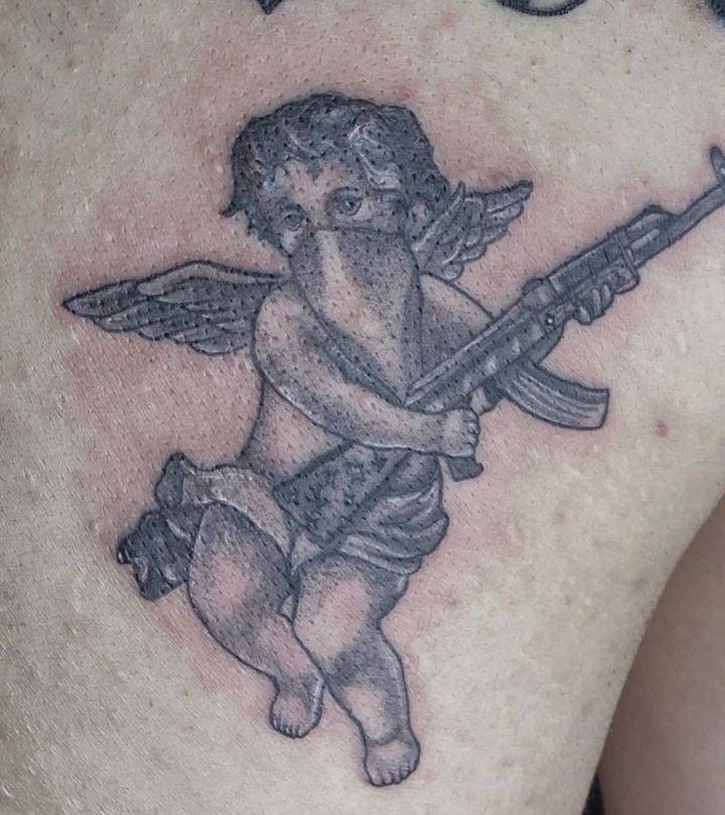 右边小天使纹身图片_背部点刺欧美写实纹身图案