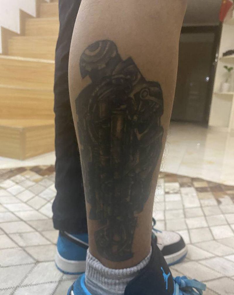 遮盖十年前的机械纹身图片_腿部欧美写实纹身图案