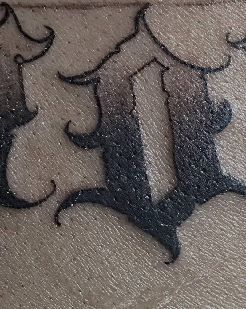 花体未完成纹身图片_背部花体字纹身图案