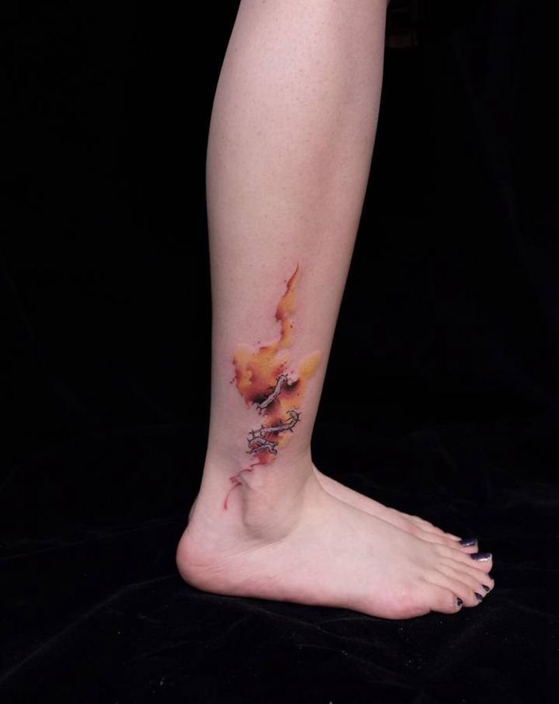 火纹身图片_腿部水彩火荆棘水彩纹身图案