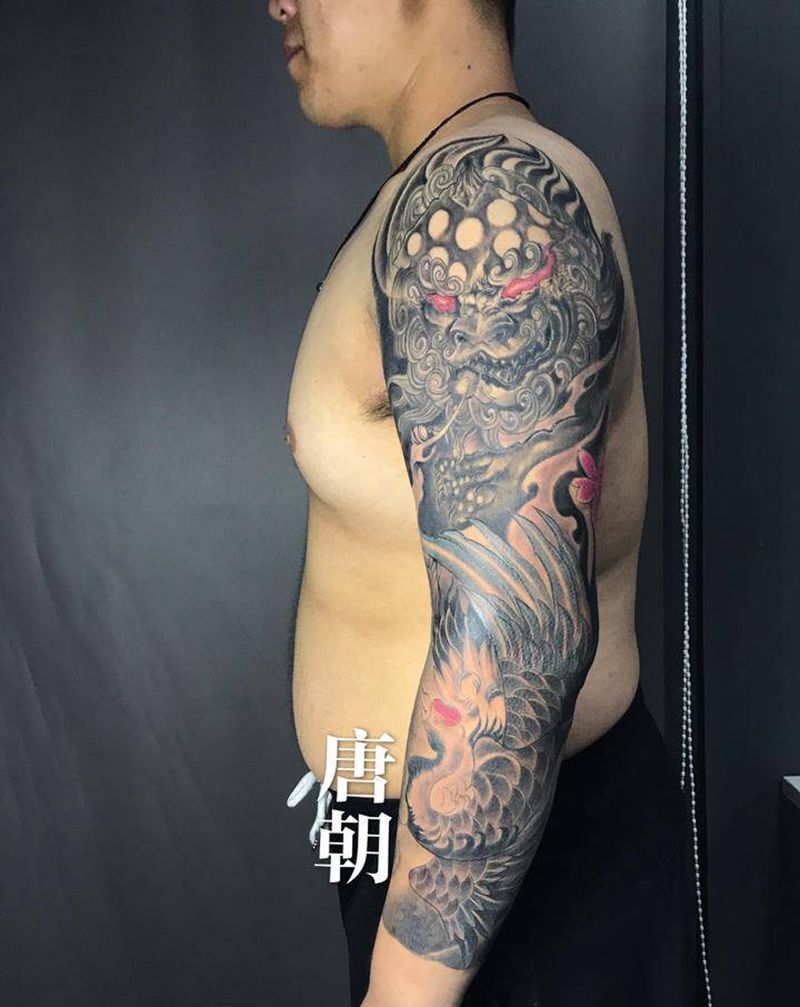 花臂唐狮纹身图片_手臂手部老传统欧美写实花臂唐狮鹤新传统纹身图案