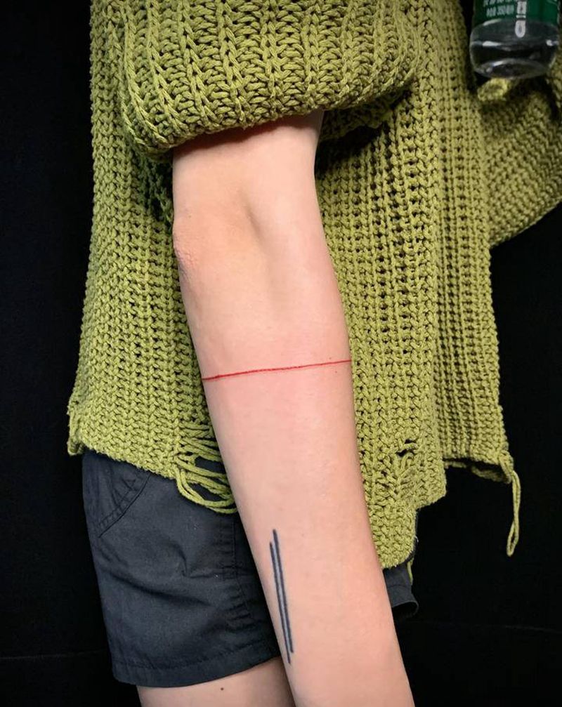 红线纹身图片_手臂几何点刺纹身图案