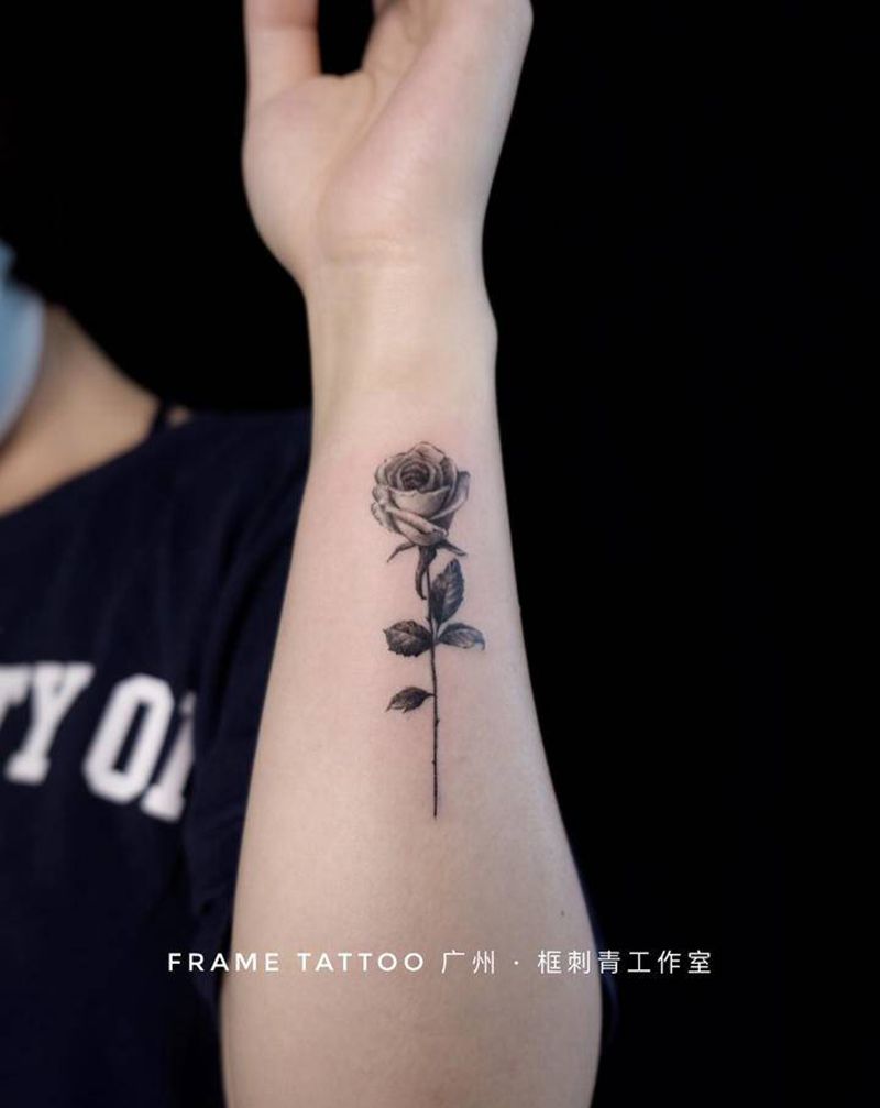 玫瑰纹身图片_手臂欧美写实玫瑰纹身图案