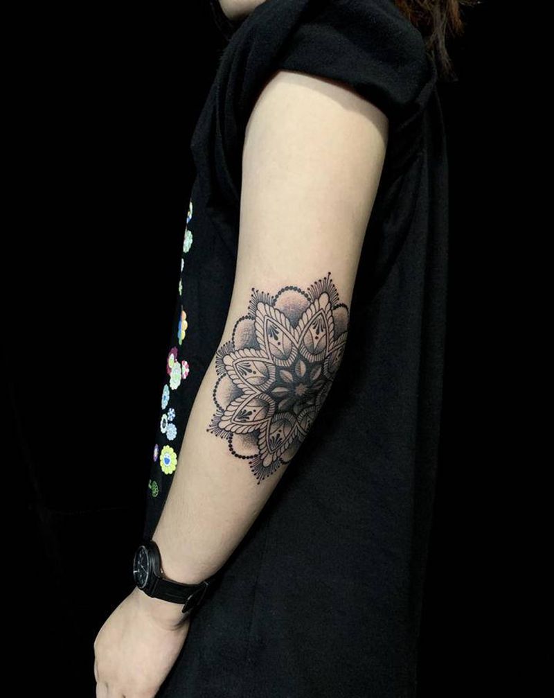 爆个手肘纹身图片_手臂点刺几何纹身图案