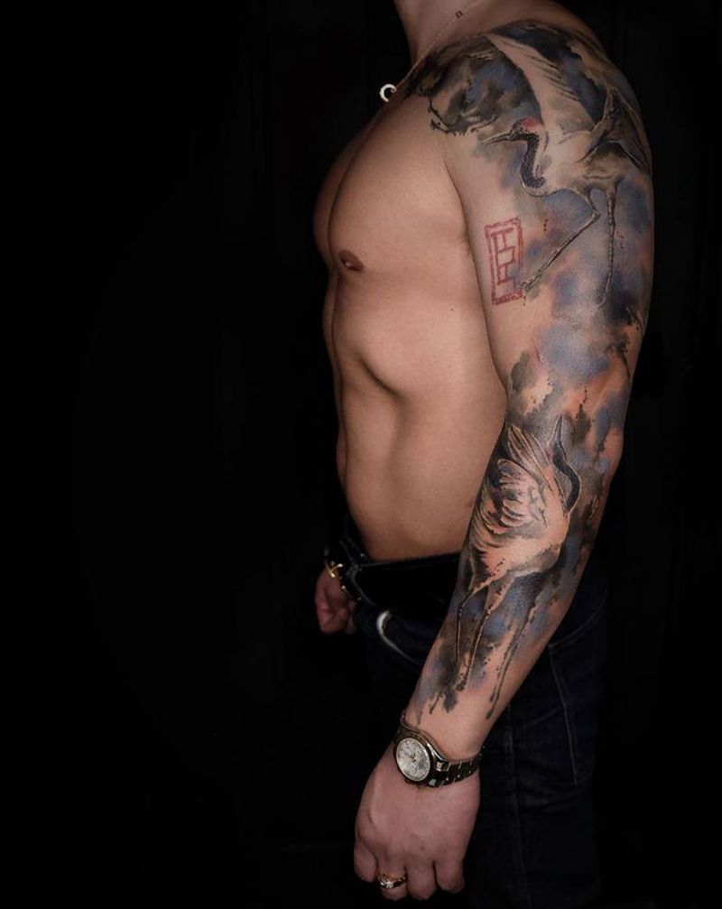 水墨鹤纹身图片_手臂手部水墨纹身图案