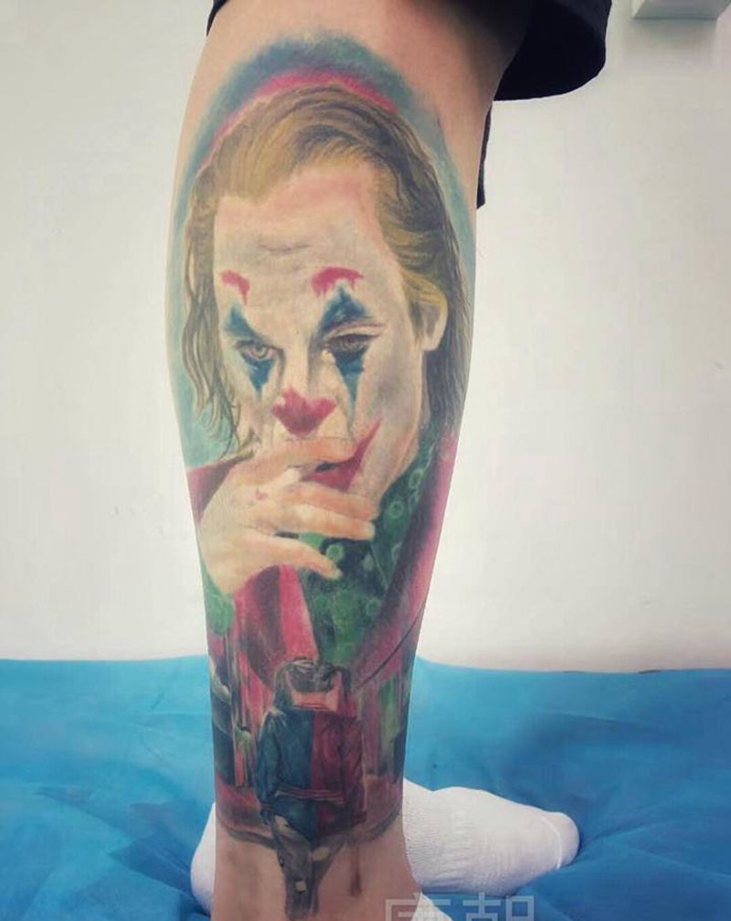 小丑重彩纹身图片_腿部脚部欧美写实水彩小丑肖像人物纹身图案