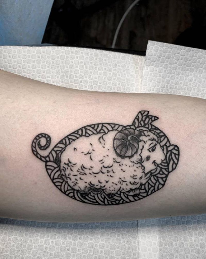 咩咩咩猪纹身图片_手臂纹身图案