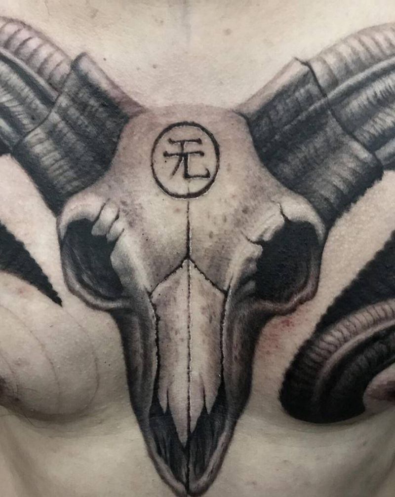 羊头纹身图片_胸部欧美写实纹身图案