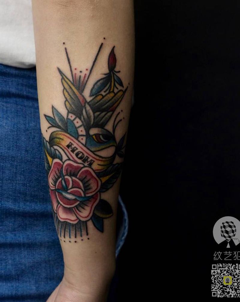燕子玫瑰纹身图片_手臂Old School燕子鸟玫瑰纹身图案
