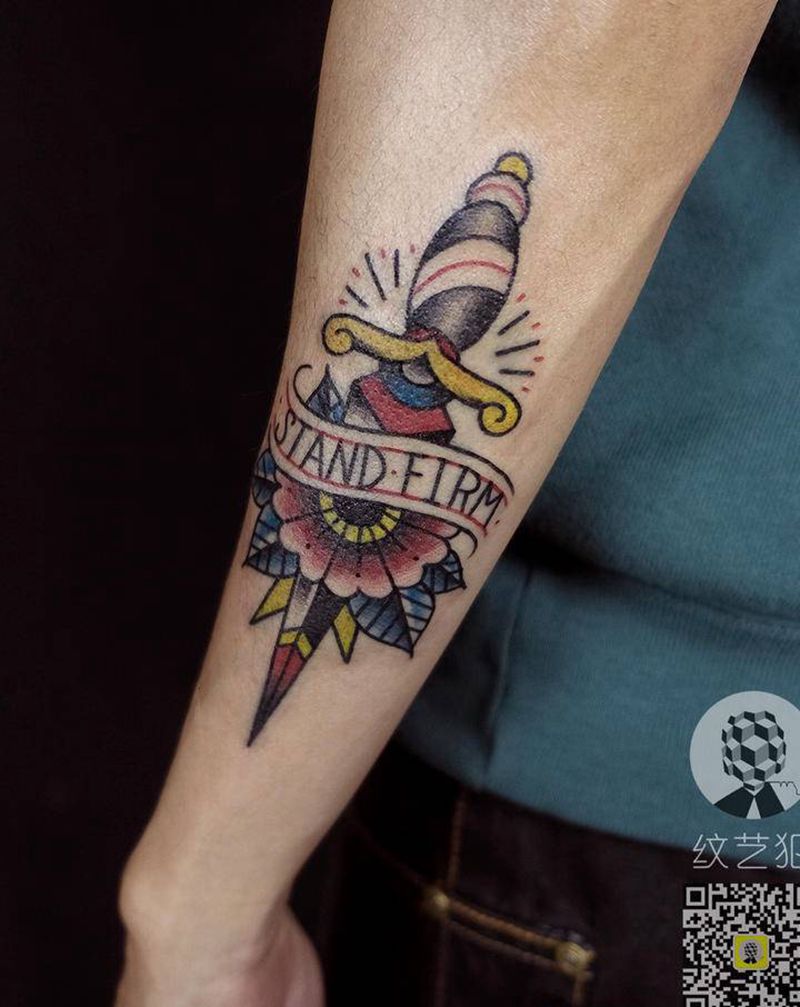 匕首花纹身图片_手部Old School花匕首纹身图案