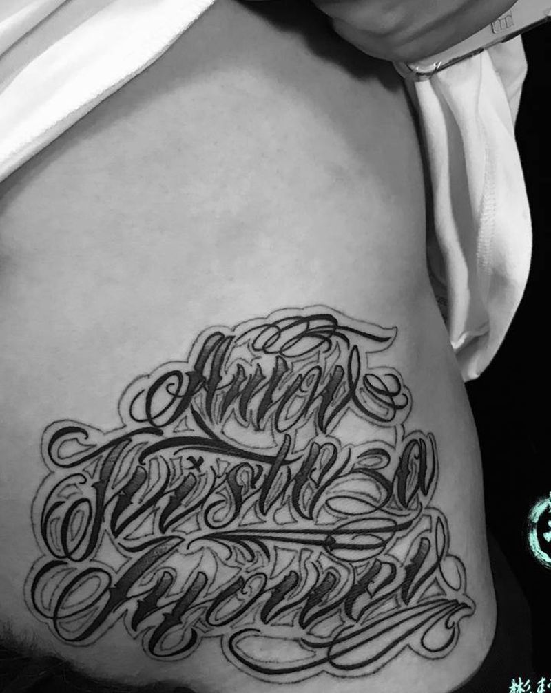 小钦作品纹身图片_腹部腰部花体字纹身图案