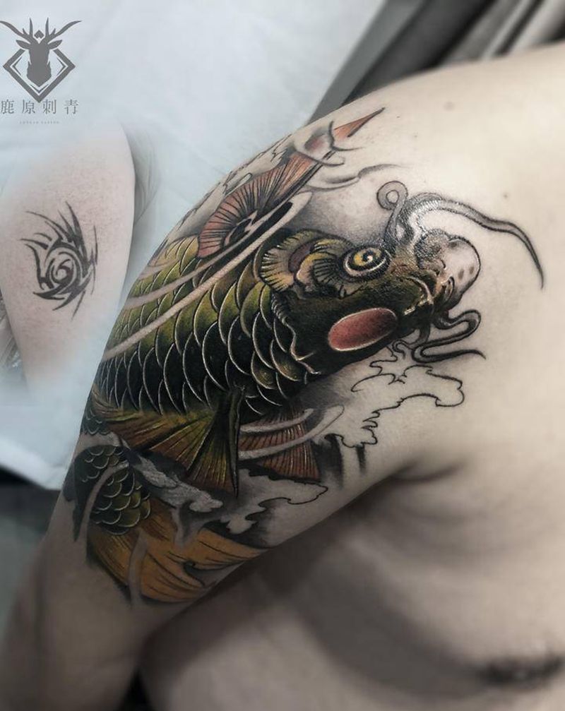 覆盖鲤鱼纹身图片_手臂传统覆盖鱼纹身图案
